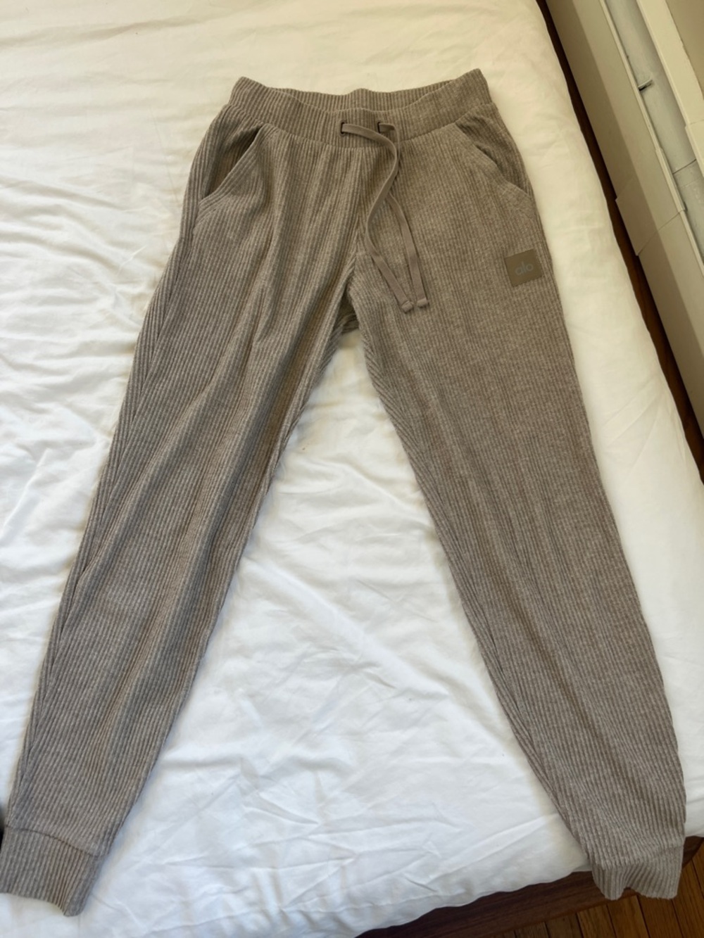 ALO Yoga Rib-Knit Drawstring Joggers - Taupe